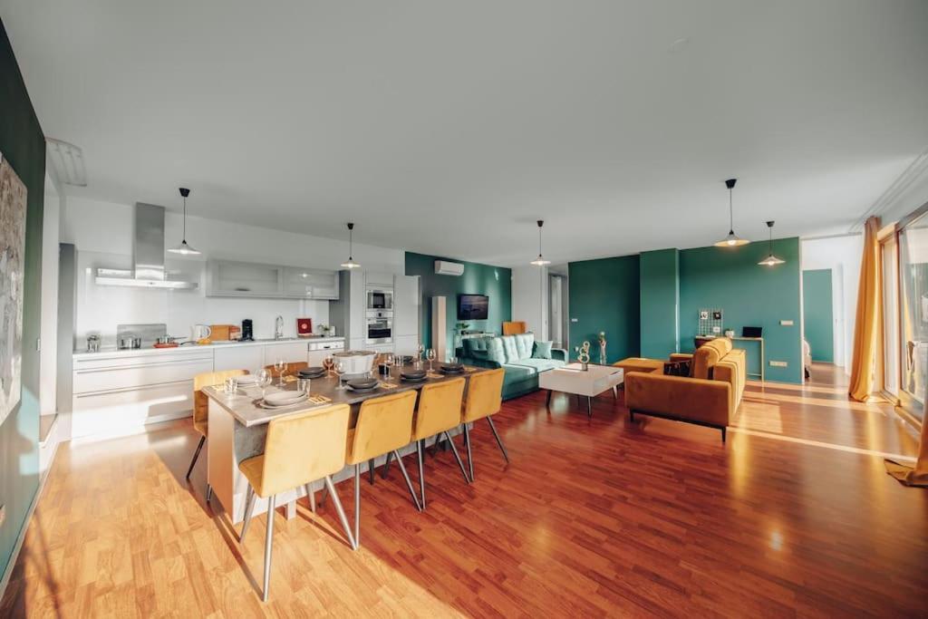 Design 3Bd Apartment Cooking Area In Architect Villa Praha Bagian luar foto